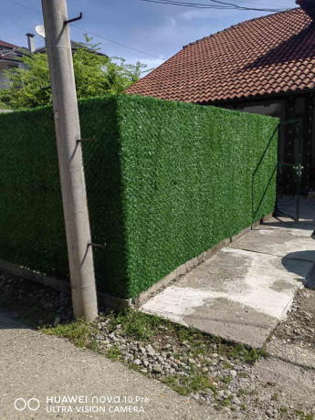 ograda-od-zelene-vestacke-trave-big-2