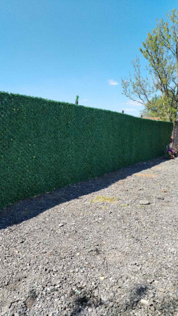 ograda-od-zelene-vestacke-trave-big-1