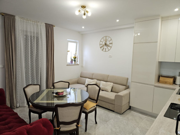 izdaje-se-apartman-u-centru-stobreca-big-0