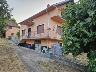 Kuca sa 10 ari placa