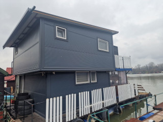 Splav na metalnim i plastičnim pontonima na početku savskog nasipa prema Galovici