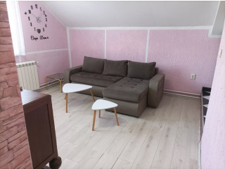Namešten stan u kući, 50m2, na prvom spratu, zaseban ulaz