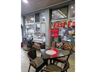 Radnik na izdavanju hrane