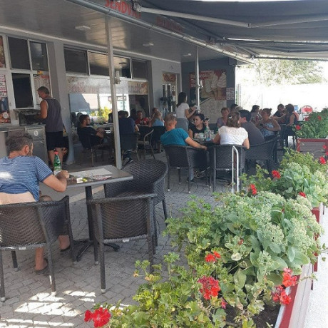 radnik-na-izdavanju-hrane-big-1